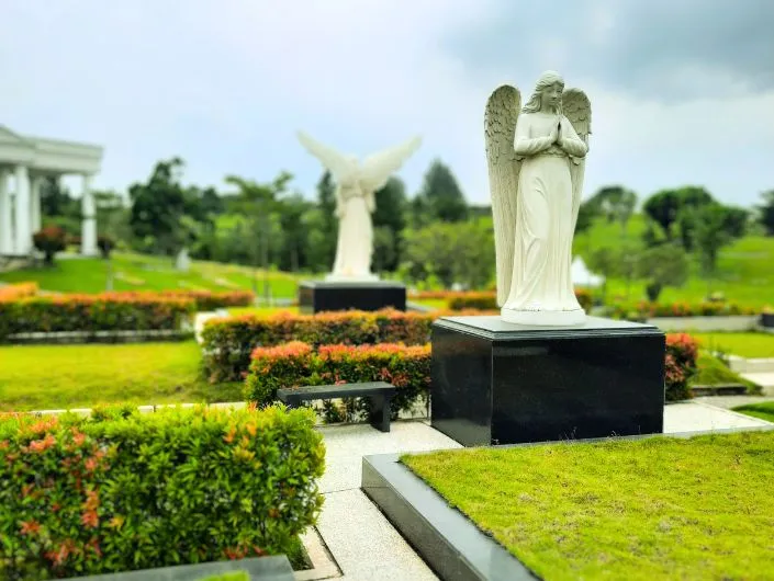 Makam tipe patung di San Diego Hills, menampilkan area pemakaman yang elegan dengan patung artistik sebagai monumen utama. Makam ini dikelilingi taman hijau yang tertata rapi, menciptakan suasana tenang dan penuh penghormatan.