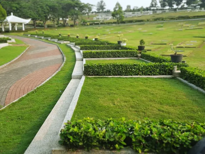 Makam Tipe Semi Private di San Diego Hills, area pemakaman yang eksklusif untuk dua orang dengan taman yang hijau dan terawat.