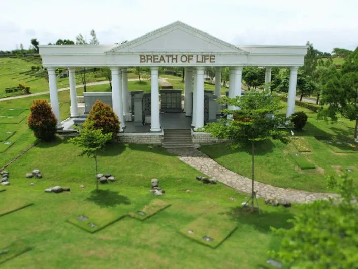 Rumah Abu di San Diego Hills Karawang, fasilitas kremasi dengan desain elegan dan modern, menawarkan tempat yang tenang dan nyaman untuk penyimpanan abu jenazah di tengah lingkungan yang asri dan penuh penghormatan.